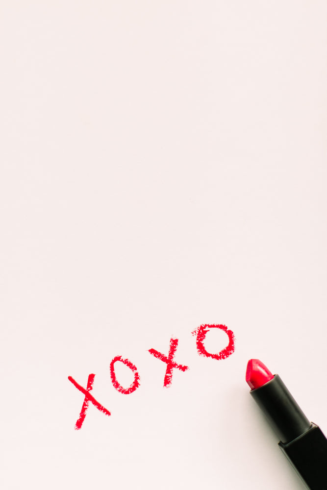 xoxo written in red lipstick