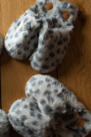 
                
                    Load image into Gallery viewer, Faux Fur Slippers
                
            