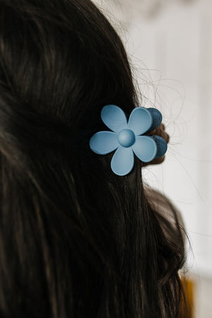 
                
                    Load image into Gallery viewer, Daisy Claw in Dusty Blue
                
            